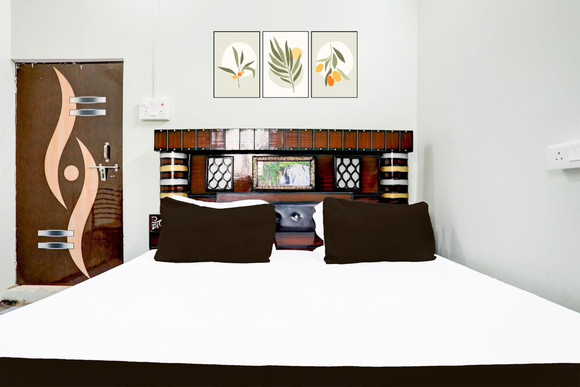 Hotel O V.K. Hotel Prayagraj Esterno foto
